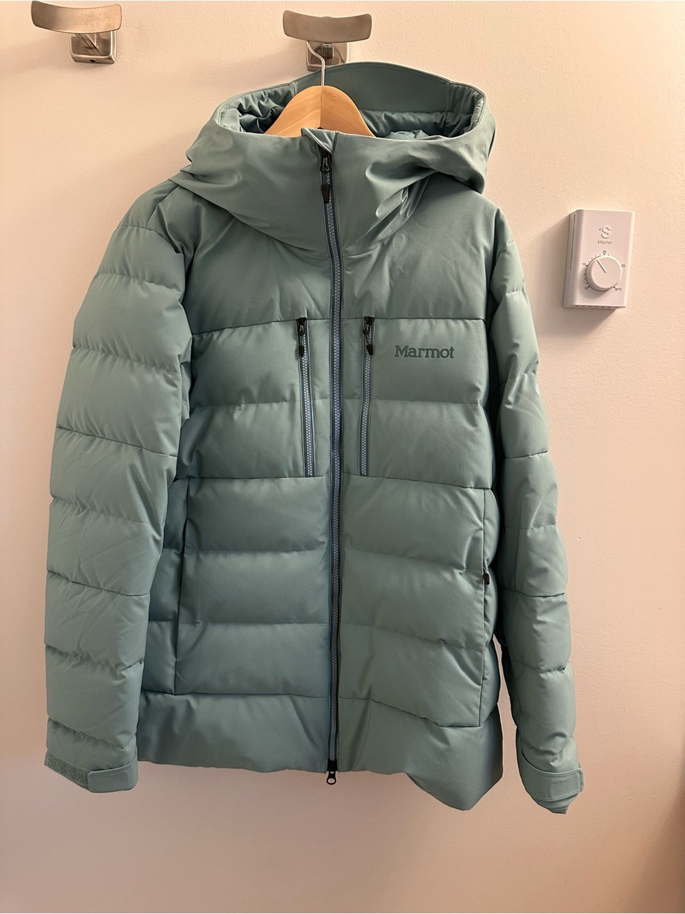 Marmot Women's Hooded Puffer Jacket in Sage L Mint condition
